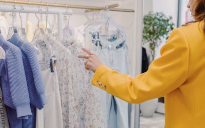 Quand la mode se recycle : Les robes en matériaux improbables qui dominent les podiums